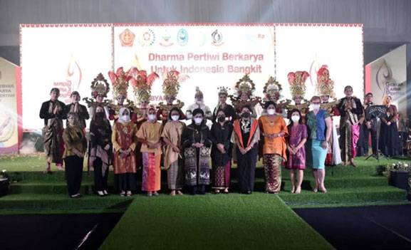Ny. Nanny Hadi Tjahjanto: Gebyar Karya Pertiwi Wujud Perhatian Dharma Pertiwi Melestarikan Kerajinan Nusantara