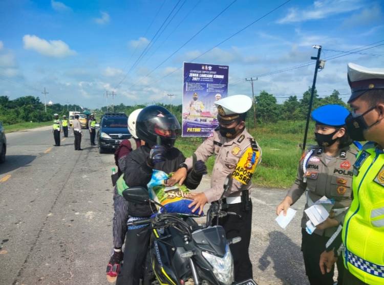 Hari Ke 7 Ops Zebra Lancang Kuning 2021, Satlantas Polres Rohil Bagikan Masker dan Beras
