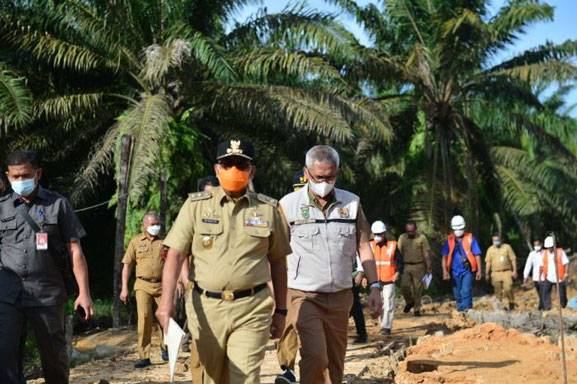 Tinjau Proyek di Kabupaten Siak, Ini Pesan Wagubri Untuk PPK dan Kontraktor