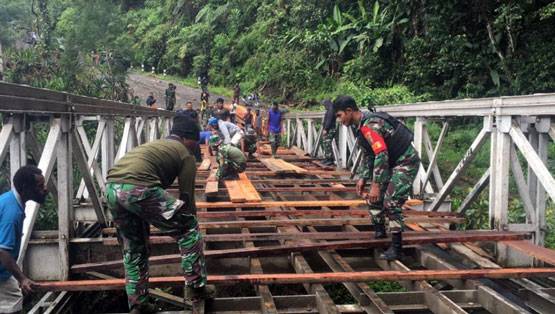 Aksi Cepat Satuan TNI Perbaiki Jembatan Di Yalimo Papua