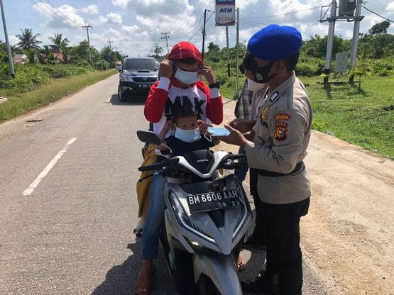 Cegah Covid-19, Polres Meranti Bagikan Masker dan Imbau Masyarakat Patuhi Prokes