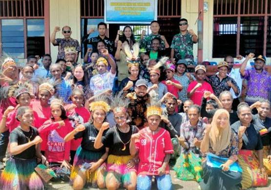 Sukseskan Bulan Bahasa, Satgas Yonif Raider 142/KJ Hadiri Perlombaan di SMP Yakpesmi