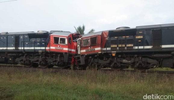 Dua Kereta Api Barabanjang Tabrakan di Stasiun Rengas Lampung