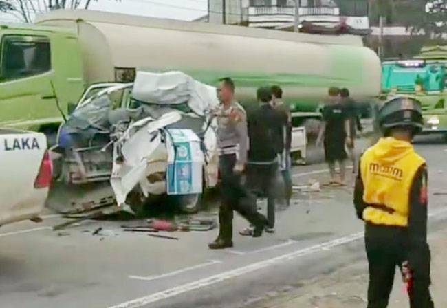 Pickup Tabrak Tronton dari Belakang di Jalan Hang Tuah Duri, Penumpang Tewas