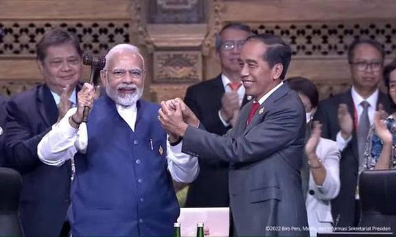 Tutup KTT, Jokowi Serahkan Presidensi G20 ke PM India