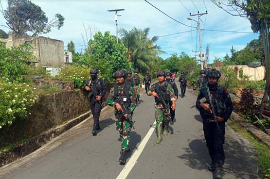 Patroli Gabungan di Kariu, Satgas Yonarmed 1 Kostrad Gandeng Satgas Aman Nusa Brimob