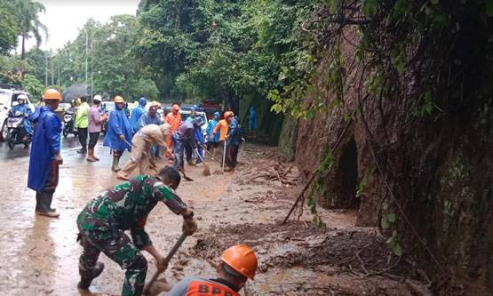 Tangani Longsor, Anggota Kodim Klungkung dan BPBD Dikerahkan di Area Tebing Goa Jepang