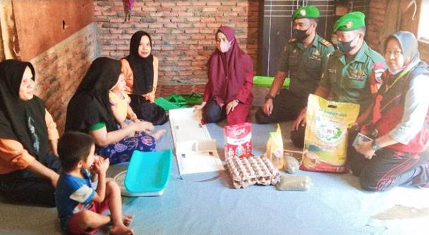 Tingkatkan Gizi Balita, Babinsa TNI Dukung Penurunan Stunting di Rohul, Riau