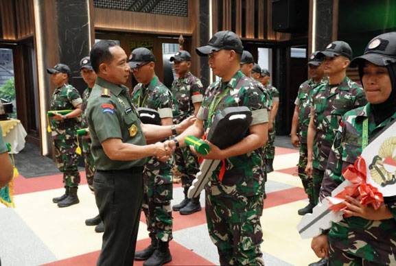 Panglima TNI Berikan Reward Kepada Atlet Berprestasi Peraih Trophy Lomba Menembak AARM-31 Tahun 2023