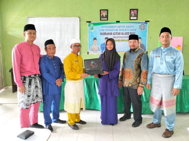 Yayasan Salma Bagikan Laptop Gratis kepada Siswa-siswi MAN Al Aziz Riau