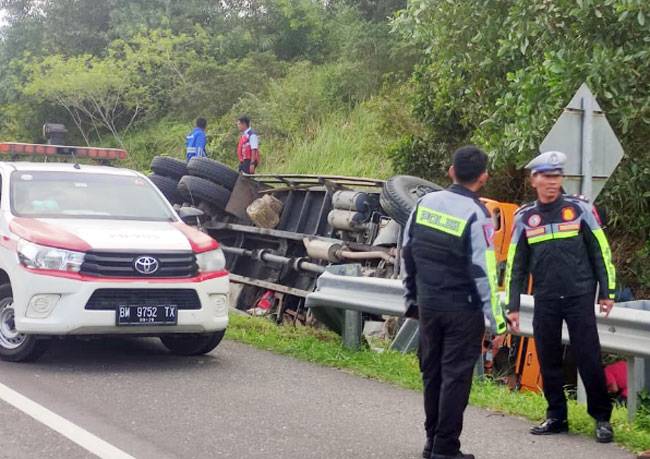 Tabrak Pembatas, Truk Memuat Sawit Terbalik di Jalan Tol Pekanbaru-Dumai