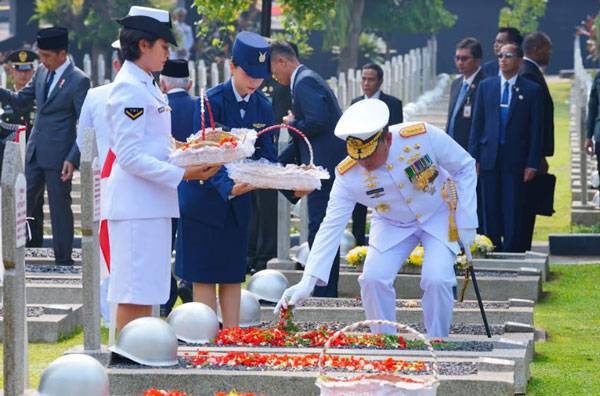 Panglima TNI Hadiri Upacara Peringatan Hari Pahlawan dan Tabur Bunga di TMP Kalibata