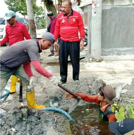DLH Rohil Kerahkan Tim Satgas Banjir, 2 Ekskavator  Diturunkan Bersihkan Drainase dan Sungai