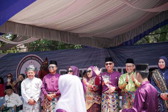 Bupati dan Wabup Rohil Hadiri Pawai Ta'aruf MTQ Provinsi Riau ke-XLI di Inhu