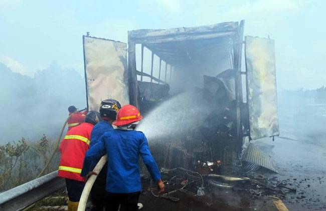 Mobil Box Bermuatan Sepeda Listrik Terbakar di Tol Pekanbaru-Dumai