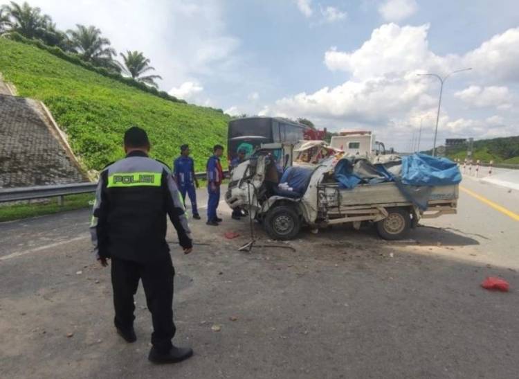 Pikap Bermuatan Durian Tabrak Truk di Tol Permai, Satu Tewas