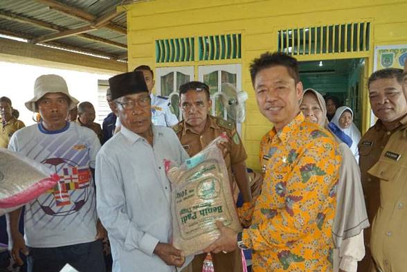 Bupati Rohil Serahkan Tiga Ton Bantuan Benih Padi kepada Gapoktan