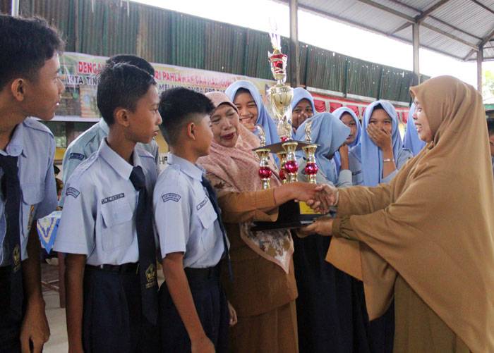 Kepala UPT SMPN 1 Bangkinang Kota Serahkan Piala Bergilir Pemenang Lomba PBB