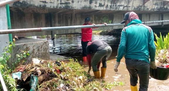 DLH Rohil Kerahkan Tim Satgas Banjir dan 2 Unit Excavator Untuk Pembersihan Drainase dan Sungai