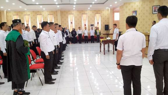 Bupati Afrizal Sintong Serahkan 34 SK Pengangkatan PPPK Tenaga Teknis Formasi 2022