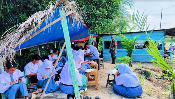 Ruangan Sekolah Digenangi Banjir, Pelajar di Kabupaten Rokan Hulu Riau Belajar di Kantin