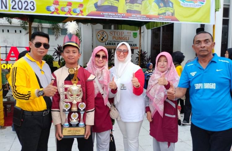 SMPN 1 Bangko Pertahankan Gelar Juara Drumband Gita Spansa Juara 1 se Rohil