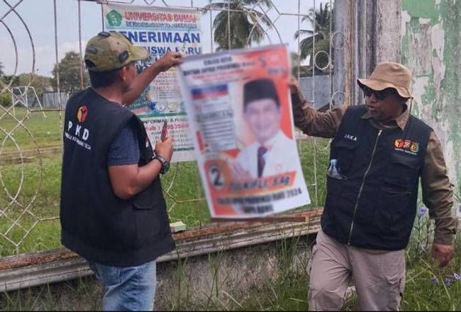 Bawaslu Rohil Tertibkan Alat Peraga Bacaleg