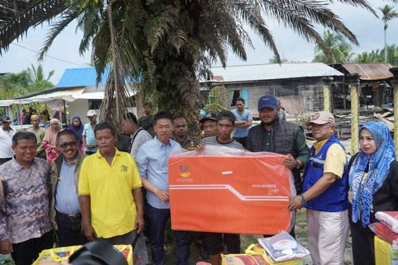 Kunjungi Korban Kebakaran Rumah, Bupati Rohil Serahkan Bantuan