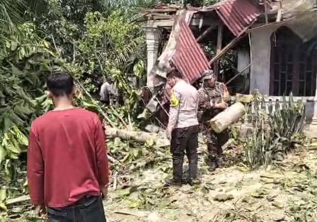 Babinsa 0321-05/ RM Bantu Warga Benahi Rumahnya Terdampak Angin Puting Beliung