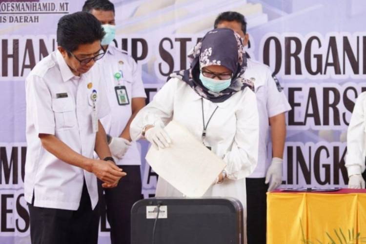 Dispersip Riau Musnahkan 4.332 Berkas