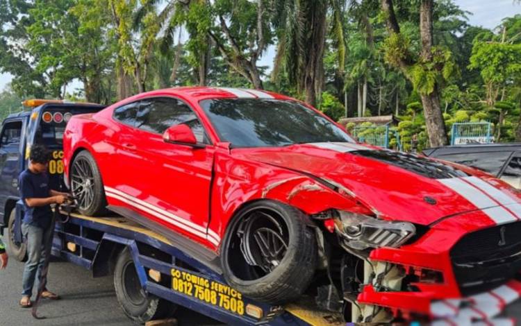 Tabrak Pohon di Sudirman Pekanbaru, Ford Mustang Ringsek