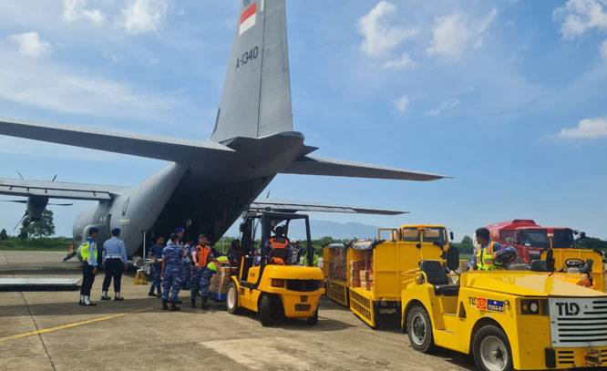 Pesawat TNI AU Pembawa Bantuan Darurat Tiba di Aceh dan Sumatera Barat