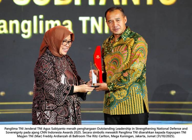 Panglima TNI Raih Penghargaan Outstanding Leadership di CNN Indonesia Awards 2025