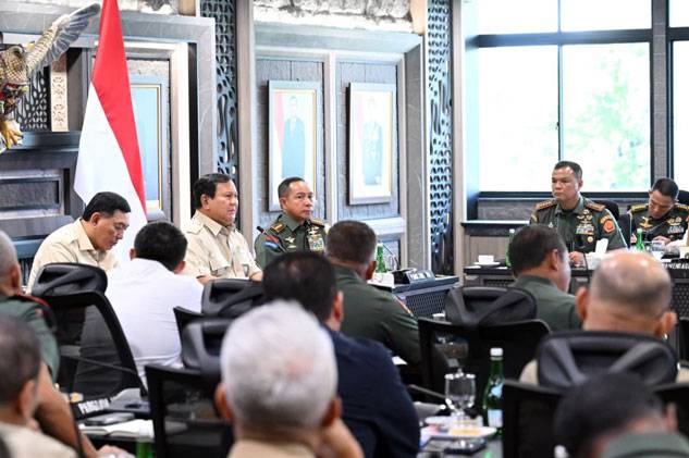 Presiden RI, Menhan RI dan Panglima TNI Rapat Evaluasi Percepatan Pembangunan KDKMP