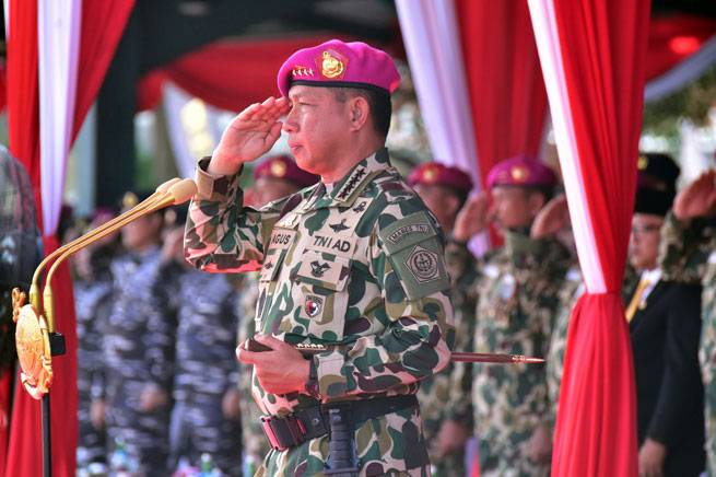 Panglima TNI Dikukuhkan sebagai Warga Kehormatan Pasukan Pendarat Korps Marinir
