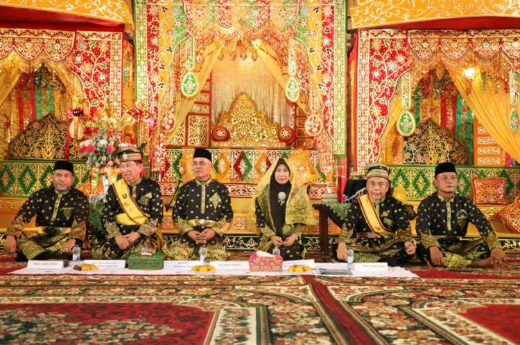 LAMR Anugerahi Gelar Adat kepada Bupati dan Wakil Bupati Inhil