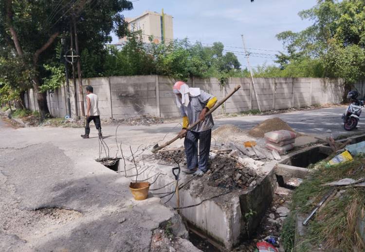 Sempat Dibongkar, Kontraktor Kembali Perbaiki Jembatan Drainase Jalan Letkol Hasan Basri