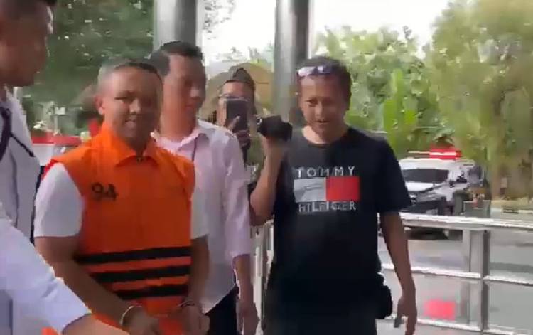 Beredar Video Gubernur Riau Abdul Wahid Kenakan Rompi Oranye KPK