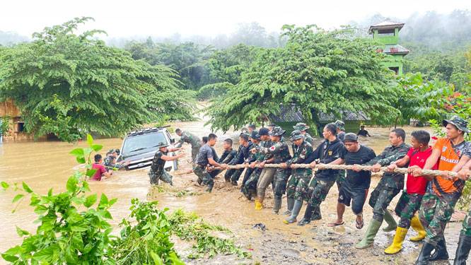 TNI Gerak Cepat di Aceh: Evakuasi, Bantuan Logistik, dan Posko Kesehatan Dimaksimalkan