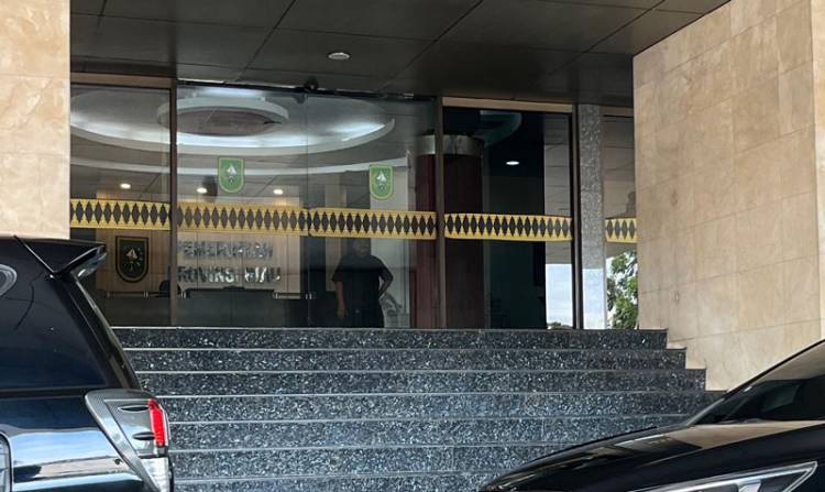 Penyidik KPK Geledah Kantor Gubernur Riau