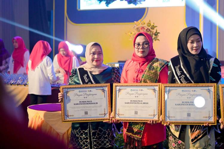 Terima Penghargaan Bunda PAUD Peduli Pendidikan, Kasmarni Ajak Guru Terus Berinovasi Majukan Pendidikan