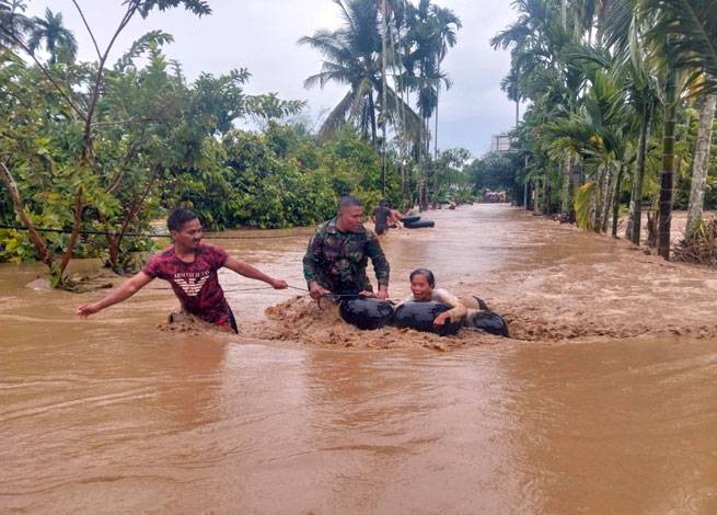 Prajurit Kodam IM Sigap Selamatkan Warga Aceh dari Banjir dan Longsor
