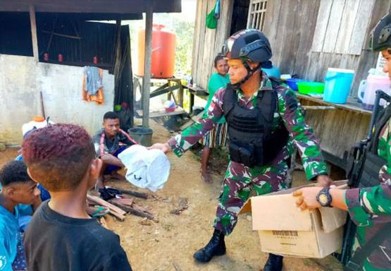 Berbagi Kebahagiaan Natal dan Tahun Baru, Satgas Pamtas Yonif 126/KC Bagikan Pakaian Kepada Masyarakat Perbatasan Papua