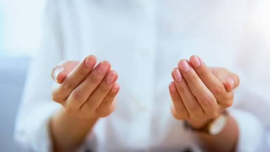 Arti Amin Saat Salat dan Usai Berdoa, Ini Tafsir dan Pengucapannya