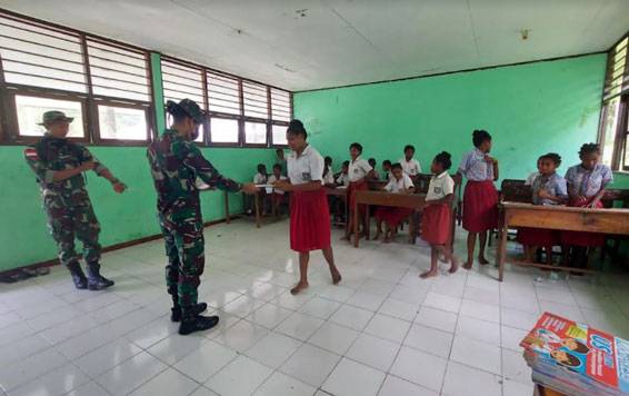 Turut Serta Mencerdaskan Generasi Penerus Bangsa, Satgas Pamtas Yonif 126/KC Menjadi Tenaga Pengajar Di Wilayah Perbatasan RI-PNG