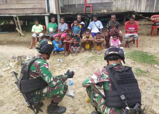 Satgas Pamtas Yonif 126/KC Sosialisasi Pembuatan Perangkap Nyamuk Sederhana Dari Bahan Daur Ulang