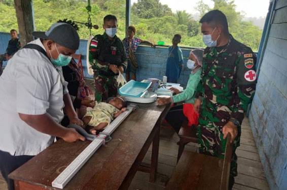 Satgas Yonif 126/KC Berikan Layanan Kesehatan Posyandu Bagi Warga Perbatasan Papua