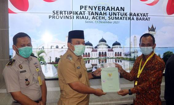Wabup Siak Husni Merza Serahkan 4000 Sertifikat Tanah secara Simbolis