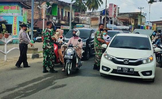 Cegah Penyebaran Varian Omicron, Petugas Gabungan Berkeliling Imbau Warga