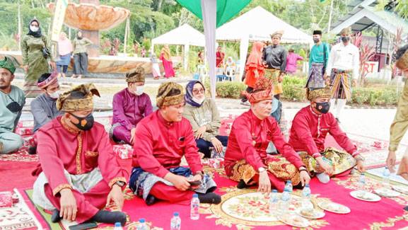 Hadiri Hari Jadi Azimat Melayu Pesisir, Bupati Adil Harap Olahraga Tradisional Tidak Hilang Oleh Zaman